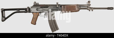 ARMES A FEU, FA Israel Military Industrie modèle GALIL SAR, calibre 5,56 x 45, no. de fabr./matricule 2014640, crosse pliante, levier d'armement ambidextre surélevé, pouvant être équipé d'un bipied, ici démonté, arme en TBE portant le blason de Tsahal avec son chargeur de 40 coups. Fusil d'assaut développé et adopté par l'armée israélienne en remplacement du FAL, l'idée était de disposer d'une arme rustique résistant mieux à la poussière et tirant la même munition que le M16 américain. La Kalachnikov AK 47 a été prise pour modèle et le Galil a ét, Additional-Rights-Clearance-Info-Not-Available Stock Photo