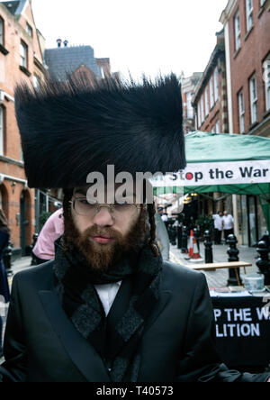 Anti Zionist Orthodox Jews at rally for Palestine outside the Israeli Embassy: Exist,Resist, Return. A global call for solidarity on the 1st anniversary of the start of the Great Return March. Stock Photo