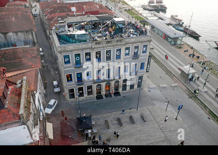 Aerial view of people on the Espaco Porto Cruz rooftop restaurant terrace Vila Nova de Gaia from the cable car in Porto Portugal Europe  KATHY DEWITT Stock Photo