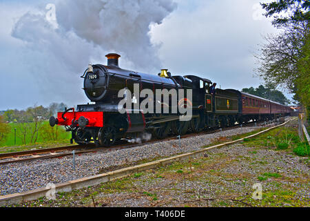 Engine No. 7820 (Dinmore Manor) steams away from Broadway station for the journey to Cheltenham Racecourse.The Collett Manor class 4-6-0 was built 195 Stock Photo