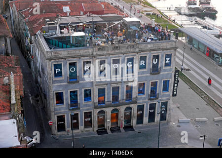 Aerial view of people on the Espaco Porto Cruz rooftop restaurant terrace Vila Nova de Gaia from the cable car in Porto Portugal Europe  KATHY DEWITT Stock Photo