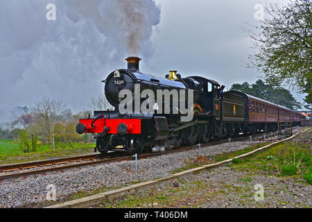 Engine No. 7820 (Dinmore Manor) steams away from Broadway station for the journey to Cheltenham Racecourse.The Collett Manor class 4-6-0 was built 195 Stock Photo