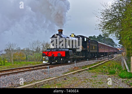 Engine No. 7820 (Dinmore Manor) steams away from Broadway station for the journey to Cheltenham Racecourse.The Collett Manor class 4-6-0 was built 195 Stock Photo