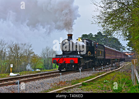 Engine No. 7820 (Dinmore Manor) steams away from Broadway station for the journey to Cheltenham Racecourse.The Collett Manor class 4-6-0 was built 195 Stock Photo