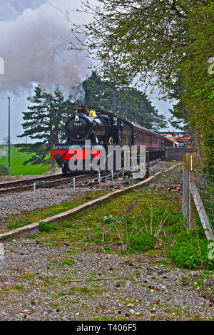 Engine No. 7820 (Dinmore Manor) steams away from Broadway station for the journey to Cheltenham Racecourse.The Collett Manor class 4-6-0 was built 195 Stock Photo