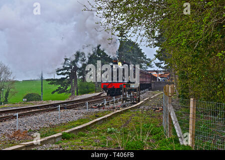 Engine No. 7820 (Dinmore Manor) steams away from Broadway station for the journey to Cheltenham Racecourse.The Collett Manor class 4-6-0 was built 195 Stock Photo