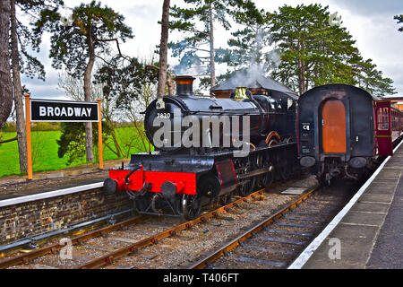 Engine No. 7820 (Dinmore Manor) steams to front of carriages in Broadway station for the trip to Cheltenham.The Collett Manor class 4-6-0 built 1950. Stock Photo