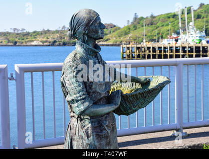 'Stornoway Herring Girl' statue on seafront, Stornoway, Isle of Lewis, Outer Hebrides, Na h-Eileanan Siar, Scotland, United Kingdom Stock Photo
