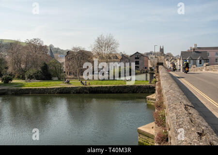 Totnes Bridge is the nearest bridge to the sea, over the River Dart, and is a road bridge built in 1826–28 by Charles Fowler. A park can be seen. Stock Photo