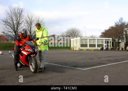 Motorcycle Instructor teaching CBT (Compulsory Basic Training) 11/12/2004 Stock Photo