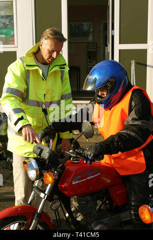 Motorcycle Instructor teaching CBT (Compulsory Basic Training) 11/12/2004 Stock Photo