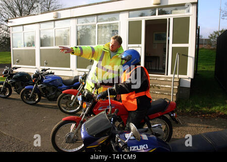 Motorcycle Instructor teaching CBT (Compulsory Basic Training) 11/12/2004 Stock Photo