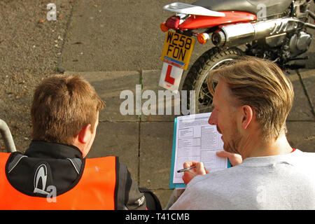 Motorcycle Instructor teaching CBT (Compulsory Basic Training) 11/12/2004 Stock Photo