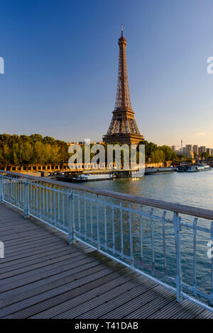 France, Paris, Eiffel Tower. Evening light on the Eiffel Tower viewed from the Passerelle Debilly, a footbridge spanning the River Seine which runs th Stock Photo