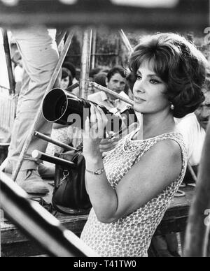 Gina Lollobrigida BUONA SERA, MRS. CAMPBELL 1968 director Melvin Frank on set candid with Nikon still camera Connaught productions / United Artists Stock Photo