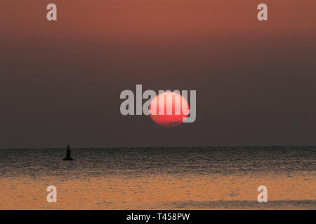 Doha, Qatar. 14th Apr, 2019. A beautiful sunrise over the Arabian gulf ...