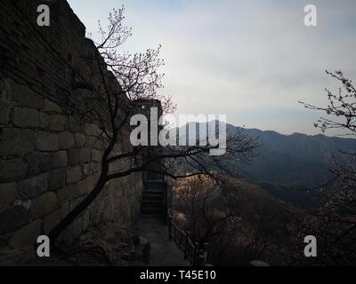 Beijing, China. 11th Apr, 2019. Photo taken on April 11, 2019 shows the scenery of the Mutianyu Great Wall in Beijing, capital of China. Credit: Zhang Chenlin/Xinhua/Alamy Live News Stock Photo