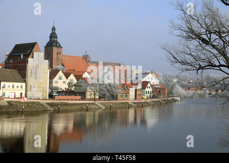 Havelberg, Germany. 21st Jan, 2019. The city Havelberg with Laurentiuskirche (l) and the cathedral St. Marien, as well as the many small houses are covered with winter frost. The many precipitations in the last days let the level of the Havel rise. Credit: Peter Gercke/dpa-Zentralbild/ZB/dpa/Alamy Live News Stock Photo