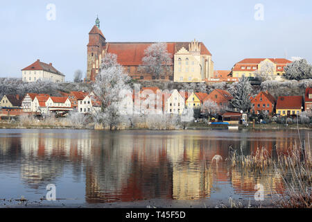 Havelberg, Germany. 21st Jan, 2019. The town Havelberg with the cathedral St. Marien and the many small houses is covered with winter frost. The many precipitations in the last days let the level of the Havel rise. Credit: Peter Gercke/dpa-Zentralbild/ZB/dpa/Alamy Live News Stock Photo