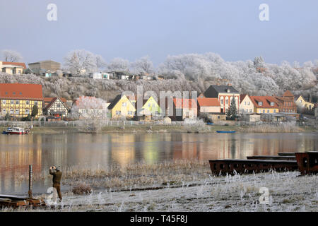 Havelberg, Germany. 21st Jan, 2019. The town of Havelberg with its many small houses is covered with winter hoarfrost. The many precipitations in the last days let the level of the Havel rise. Credit: Peter Gercke/dpa-Zentralbild/ZB/dpa/Alamy Live News Stock Photo