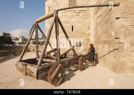 Azerbaijan, Baku, Old City (Icari Seher),  Palace of the Shirvanshahs, 15th c, woman with catapult Stock Photo