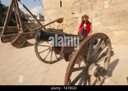 Azerbaijan, Baku, Old City (Icari Seher),  Palace of the Shirvanshahs, 15th c, woman with cannon Stock Photo