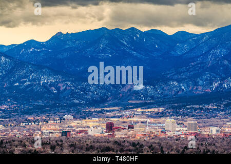 Colorado Springs, Colorado, USA downtown skyline and mountains at dusk. Stock Photo