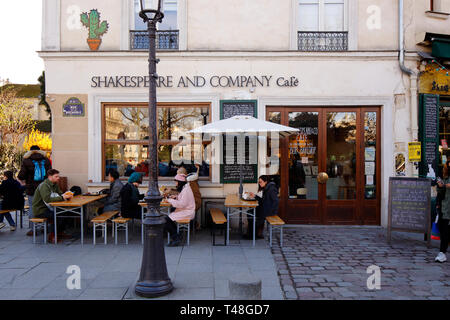 Shakespeare and company bookstore paris hi-res stock photography and images  - Alamy