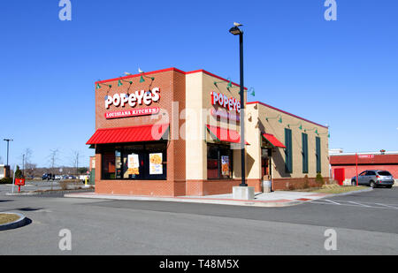 Popeyes Restaurant, a US fast food chain known for southern fried chicken, exterior in New Bedford, Massachusetts USA with a sunny clear deep blue sky Stock Photo