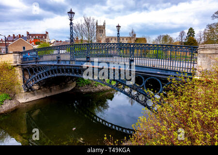 Newport Pagnell. Buckinghamshire. UK. Weather. 15th April 2019. A cold partly sunny afternoon  by the  Tickford Bridge which was  Constructed in 1810 and believed to be the oldest working cast iron bridge in the world , crossing the River Ouzel {or Lovat),  Credit: Keith J Smith./Alamy Live News Stock Photo