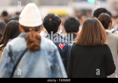 Tokyo, Japan. 6th Apr, 2019. People walk at Ginza in Tokyo Japan on Sunday, April 7, 2019. Photo: Ramiro Agustin Vargas Tabares Credit: Ramiro Agustin Vargas Tabares/ZUMA Wire/Alamy Live News Stock Photo
