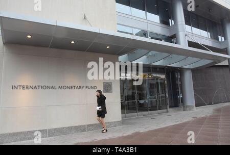 Beijing, China. 30th Nov, 2015. Photo taken on Nov. 30, 2015 shows a woman walking past the headquarters of the International Monetary Fund (IMF) in Washington, DC, the United States. Credit: Bao Dandan/Xinhua/Alamy Live News Stock Photo