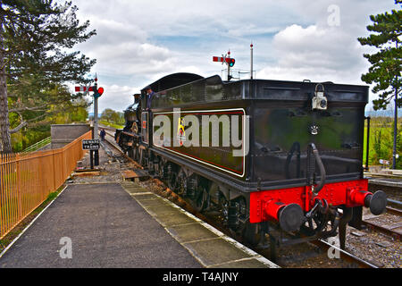 Engine No. 7820 - Dinmore Manor,(built 1950), waits at signal in Broadway station , for the journey to Cheltenham Racecourse. Stock Photo