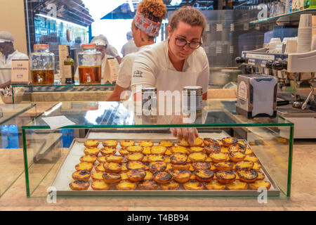 Baeckerei, Pasteis, Markthalle Mercado da Ribeira, Avenida 24 de Julho, Lissabon, Portugal Stock Photo