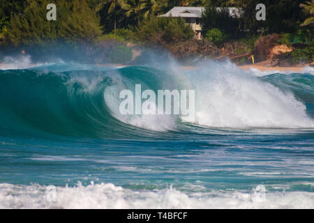 Beautiful and spectacular waves crashing at Tunnels Beach (Makua Beach) on the Hawaiian island of Kauai, USA Stock Photo