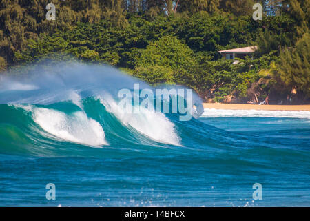 Beautiful and spectacular waves crashing at Tunnels Beach (Makua Beach) on the Hawaiian island of Kauai, USA Stock Photo