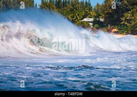 Beautiful and spectacular waves crashing at Tunnels Beach (Makua Beach) on the Hawaiian island of Kauai, USA Stock Photo