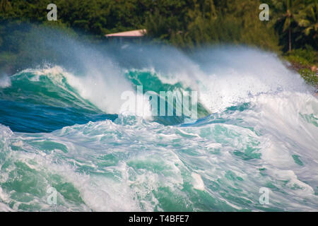 Beautiful and spectacular waves crashing at Tunnels Beach (Makua Beach) on the Hawaiian island of Kauai, USA Stock Photo