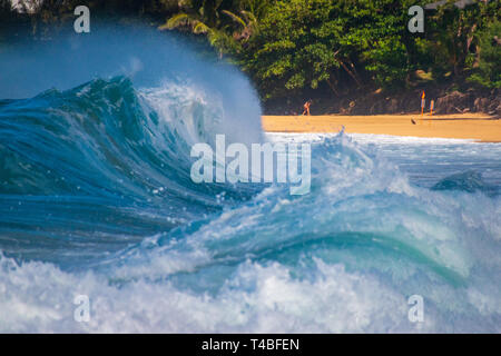 Beautiful and spectacular waves crashing at Tunnels Beach (Makua Beach) on the Hawaiian island of Kauai, USA Stock Photo