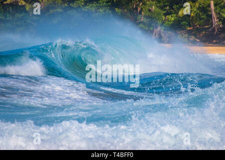 Beautiful and spectacular waves crashing at Tunnels Beach (Makua Beach) on the Hawaiian island of Kauai, USA Stock Photo