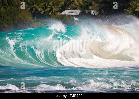 Beautiful and spectacular waves crashing at Tunnels Beach (Makua Beach) on the Hawaiian island of Kauai, USA Stock Photo