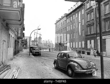 View on 24 February 1981 into Admiralstraße in Berlin-Kreuzberg. On the left are restored old buildings, on the right are occupied demolition houses, in the middle is the view of new buildings at the Kottbusser Tor. | usage worldwide Stock Photo