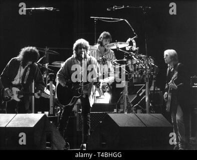 Bob Dylan (M) and Tom Petty (r) with their band heartbreakers in Berlin at the Free German Youth concert (17.09.1987). | usage worldwide Stock Photo