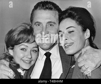 US actor Kirk Douglas posing for a picture on his vissit to the city of Munich in 1960, with the german actresses Christine Kaufmann (left) and Barbara Rütting (right), the leading actresses in the movie 'Town Without Pity, ' in which Douglas plays as a military defense counsel, trying to save four U.S. soldiers who raped a German girl, from the death penalty.   The film is based on the novel 'The Judgement' by Manfred Gregor based on a true story. | usage worldwide Stock Photo