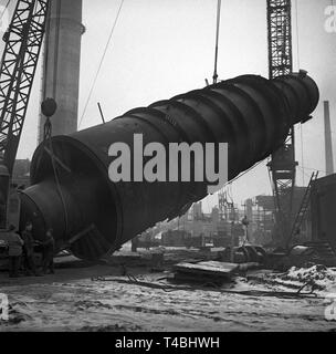 A vacuum column is put upright in the new Caltex refinery in Raunheim ...