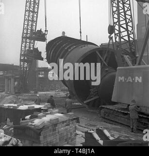 A vacuum column is put upright in the new Caltex refinery in Raunheim ...