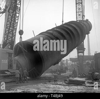 A vacuum column is put upright in the new Caltex refinery in Raunheim ...