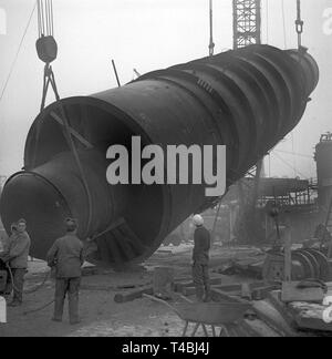 A vacuum column is put upright in the new Caltex refinery in Raunheim ...