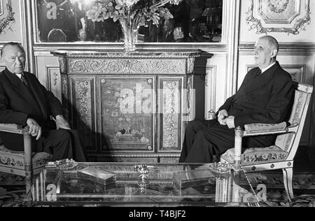 German Chancellor Konrad Adenauer (l) and French President Charles de Gaulle (r) prior to their talks on 03 July 1962 at the Elysee Palace in Paris. | usage worldwide Stock Photo