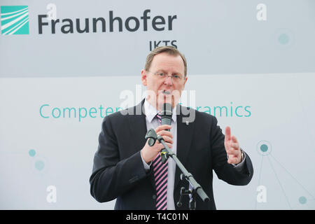 15 April 2019, Thuringia, Hermsdorf: Thuringia's Prime Minister Bodo Ramelow (left) speaks at the ground-breaking ceremony for a new center at the Fraunhofer Institute for Ceramic Technologies and Systems. For example, the Institute wants to continue working on new energy storage devices made of ceramics and plastics that last longer and are more powerful than today's batteries and accumulators. Photo: Bodo Schackow/dpa-Zentralbild/dpa Stock Photo